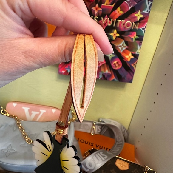 SOLD❤️Authentic Louis Vuitton By The Pool Leather Flower Bag Charm - Picture 9 of 9